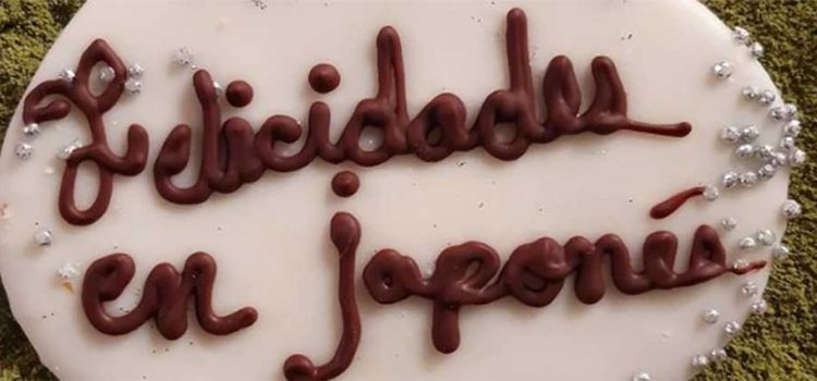 Encargó un pastel que dijera “Felicidades” en japonés