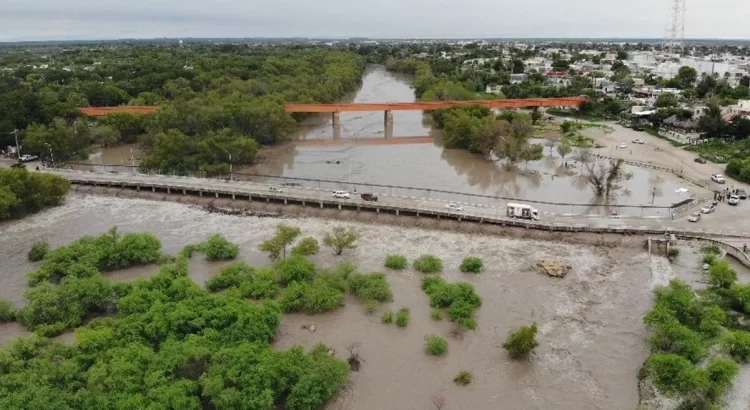 Ante riesgo de desbordamiento, evacuan colonias aledañas a río en Sabinas, Coahuila