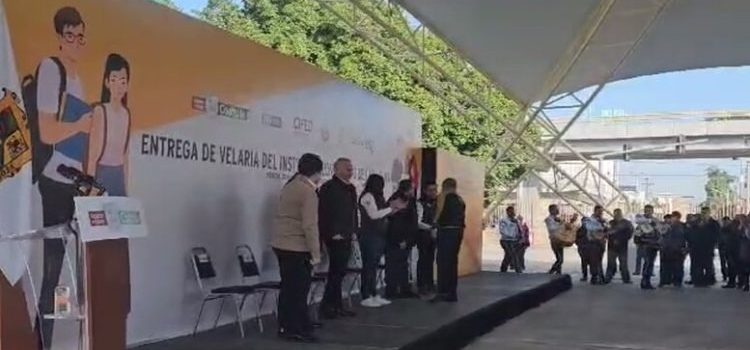 Miguel Riquelme con mariachi dice adiós al Gobierno de Coahuila