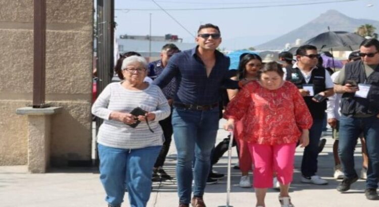 Realiza su voto Mitchel Márquez, candidato por la alcaldía de Saltillo