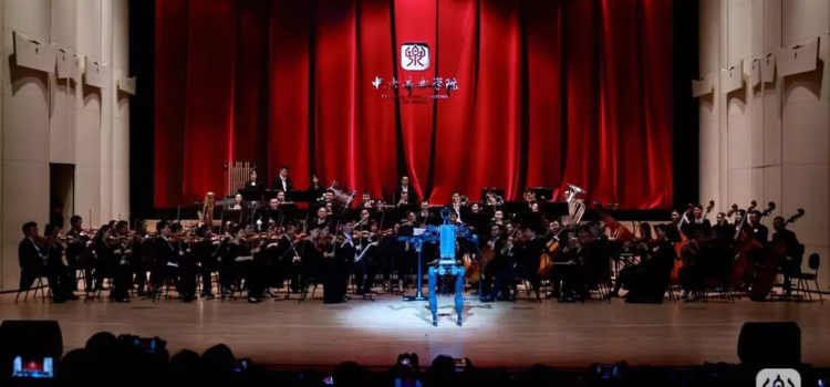 Un robot actúa como director de orquesta y revoluciona la música clásica en Pekín