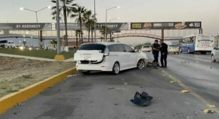 Se queda sin motor a  un distraído conductor tras estamparse contra tráiler, en la carretera Monterrey-Saltillo