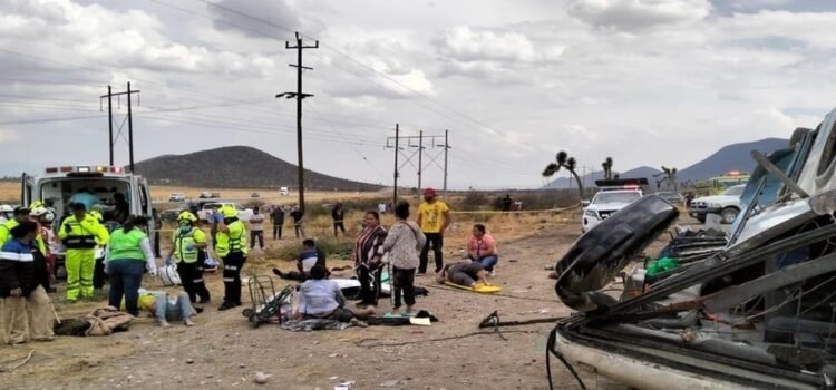 Un fatal accidente deja como resultado 3 personas sin vida y 15 lesionados en la carretera Matehuala – Saltillo