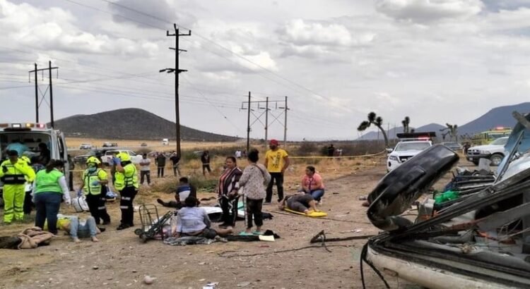 Un fatal accidente deja como resultado 3 personas sin vida y 15 lesionados en la carretera Matehuala – Saltillo