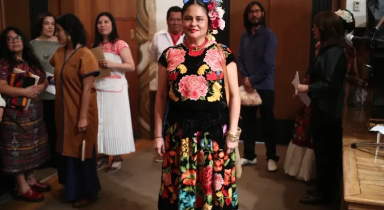 Natalia Toledo recibe la Medalla Bellas Artes de Literatura en Lenguas Indígenas y rinde tributo a sus raíces zapotecas