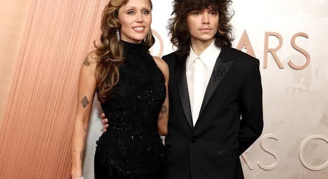 Miley Cyrus deslumbra con su anillo de compromiso